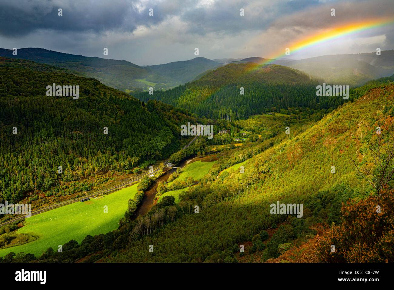 Vista dalla passeggiata sul precipizio vicino a Barmouth con l'arcobaleno sotto la pioggia Foto Stock