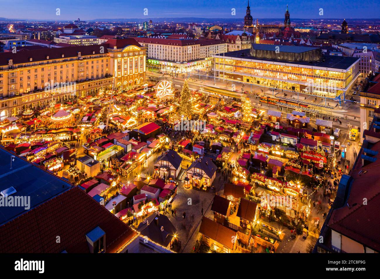 Il Dresden Striezelmarkt, che si tiene dal 1434, è il più antico mercatino di Natale della Germania e si svolge sull'Altmarkt. Nel 2009 la Foto Stock