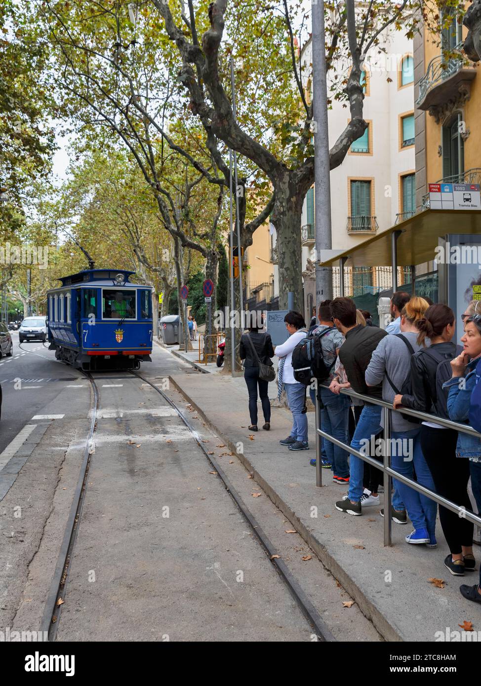 Nostalgico tram blu, gruppo turistico che aspetta alla fermata, Tramvia Blau, Art Nouveau, Barcellona, Spagna Foto Stock