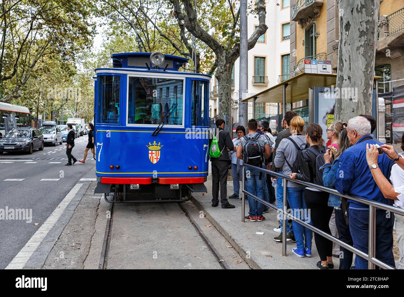 Nostalgico tram blu, gruppo turistico che aspetta alla fermata, Tramvia Blau, Art Nouveau, Barcellona, Spagna Foto Stock
