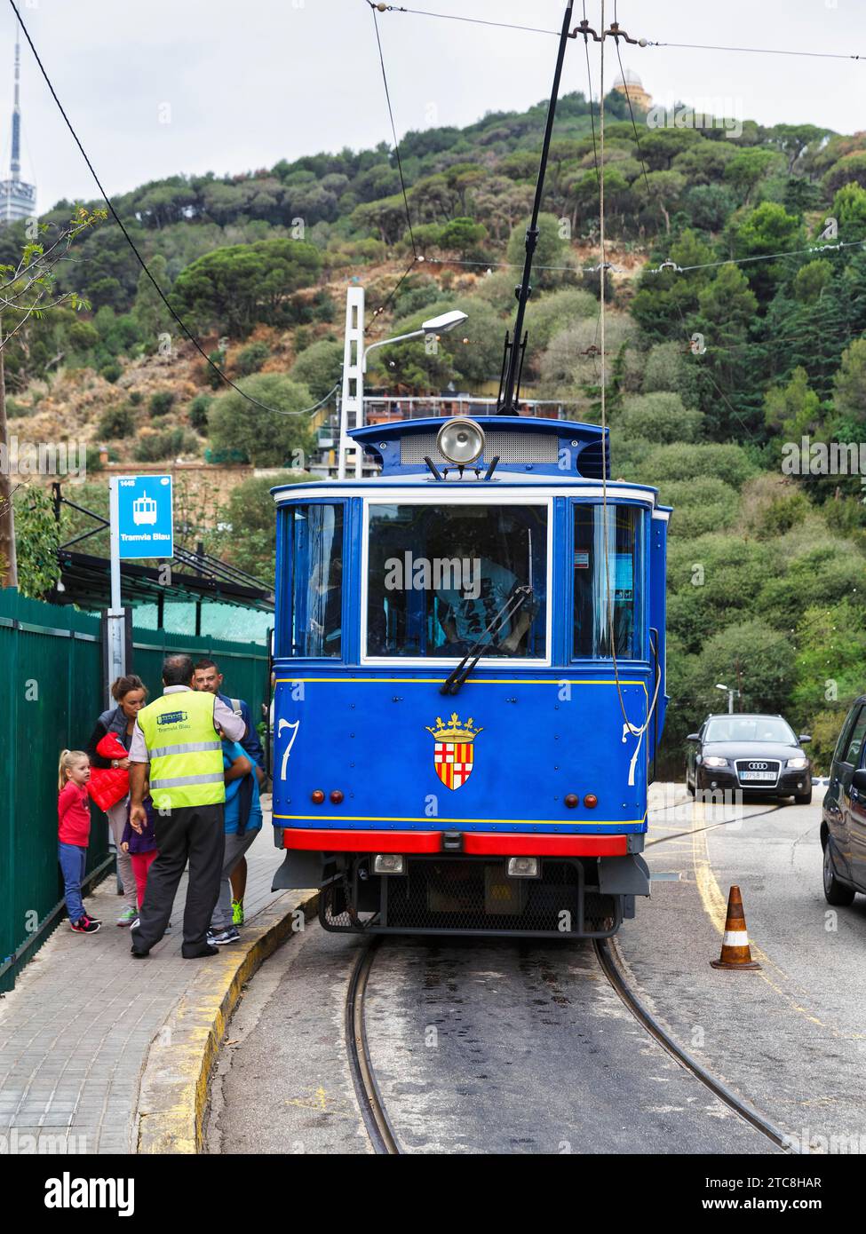 Tram blu nostalgico alla fermata del tram, Tramvia Blau, pedonale, Tibidabo, Barcellona, Spagna Foto Stock