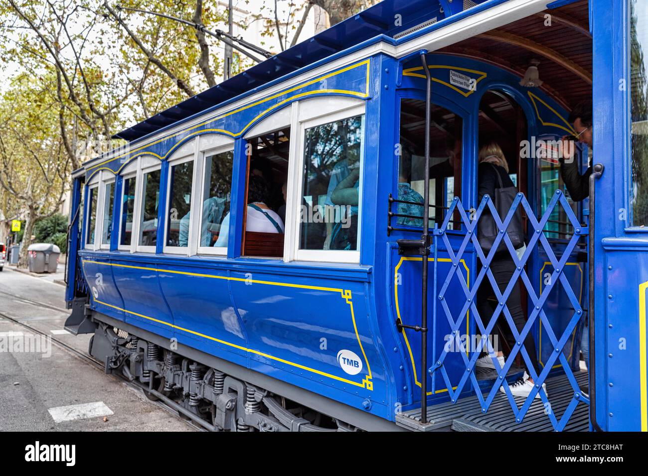 Nostalgico tram blu che aspetta a una fermata, Tramvia Blau, Art Nouveau, Barcellona, Spagna Foto Stock
