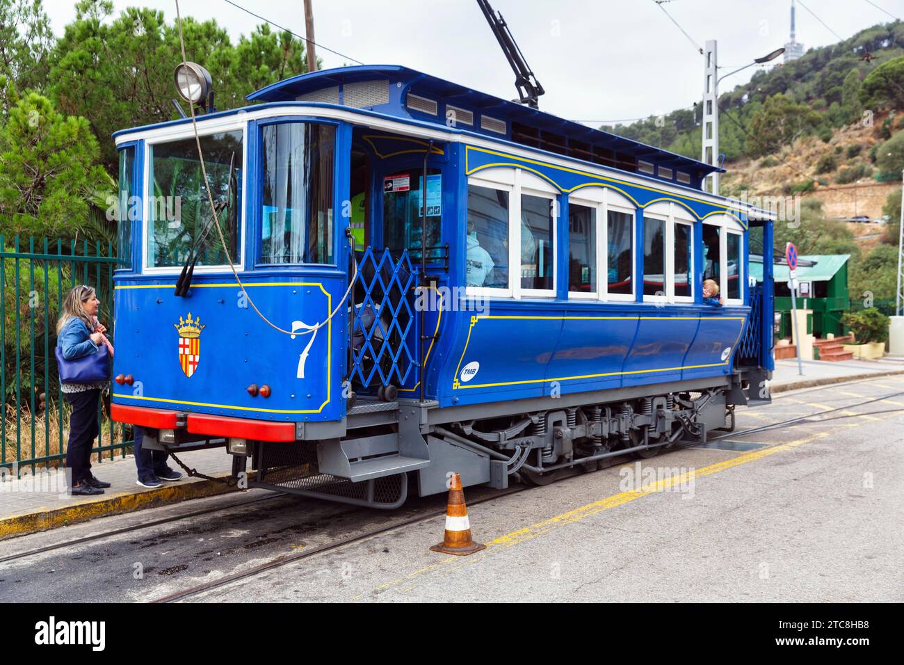 Tram blu nostalgico, turisti alla fermata del tram, Tramvia Blau, Art Nouveau, Tibidabo, Barcellona, Spagna Foto Stock