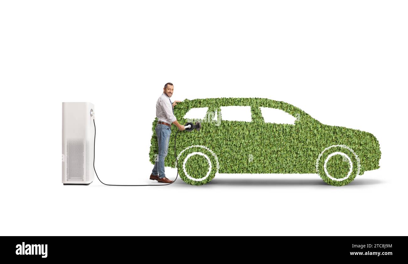 Uomo che collega un caricabatterie verde per veicoli elettrici isolato su sfondo bianco Foto Stock