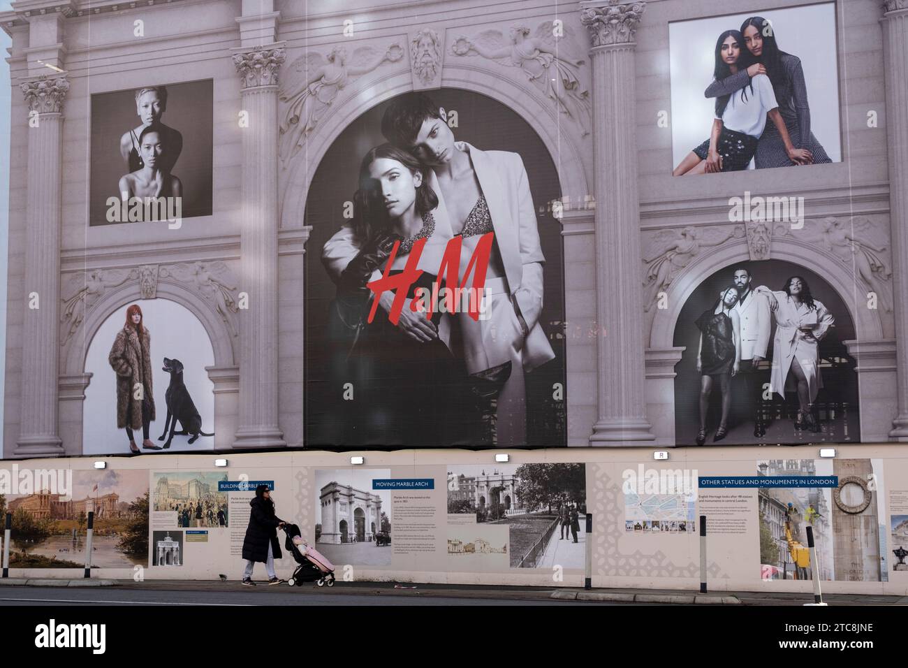 Pubblicità di moda su vasta scala con modelli per H&M che coprono Marble Arch che è attualmente in fase di pulizia su Oxford Street il 6 dicembre 2023 a Londra, Regno Unito. H&M è una multinazionale svedese che ha iniziato come negozio di abbigliamento Hennes ladieswear in Svezia nel 1947. Foto Stock
