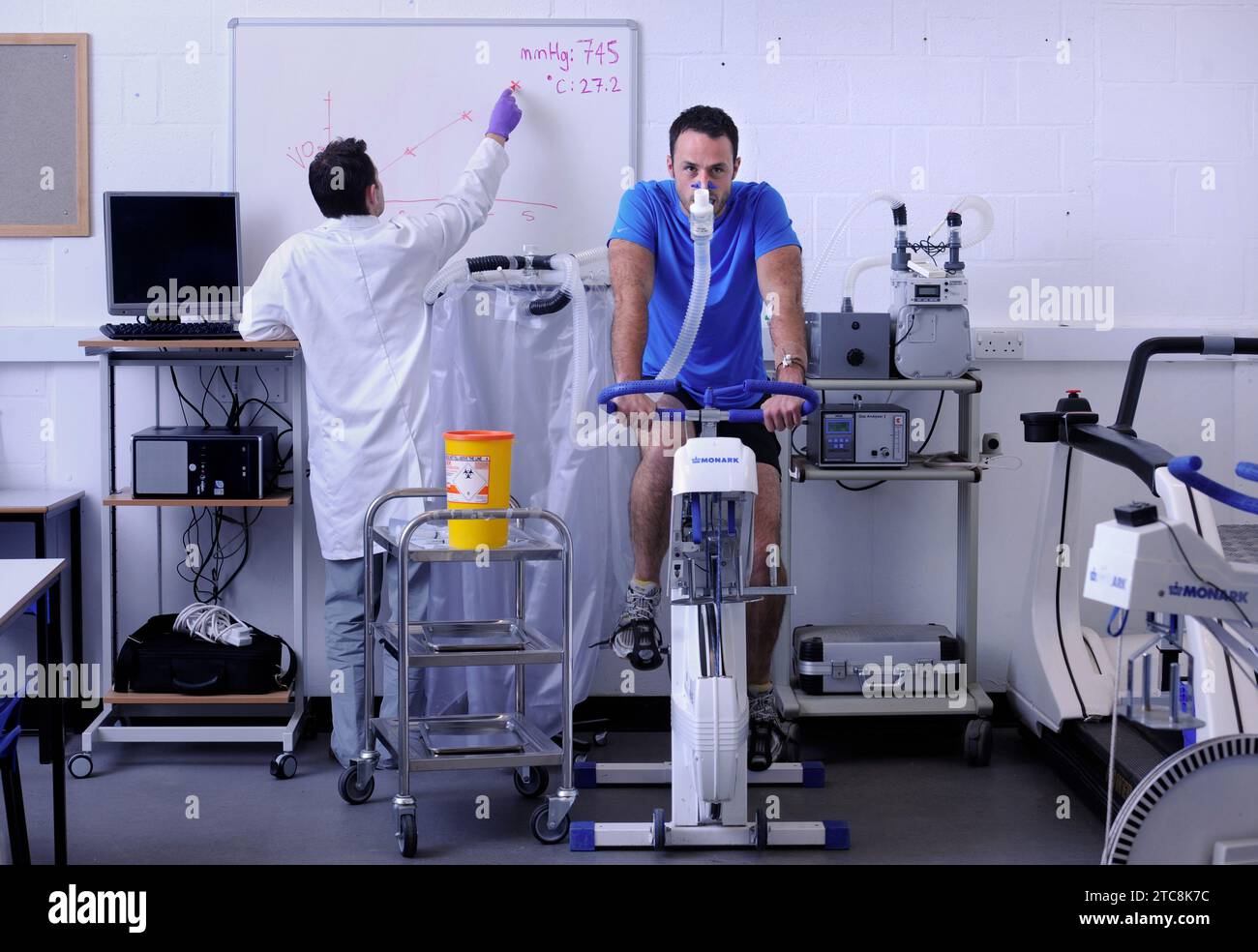 Gli studenti di dottorato in Scienze dello sport e dell'esercizio monitorano la fisiologia umana presso l'Università di Bath. Foto Stock