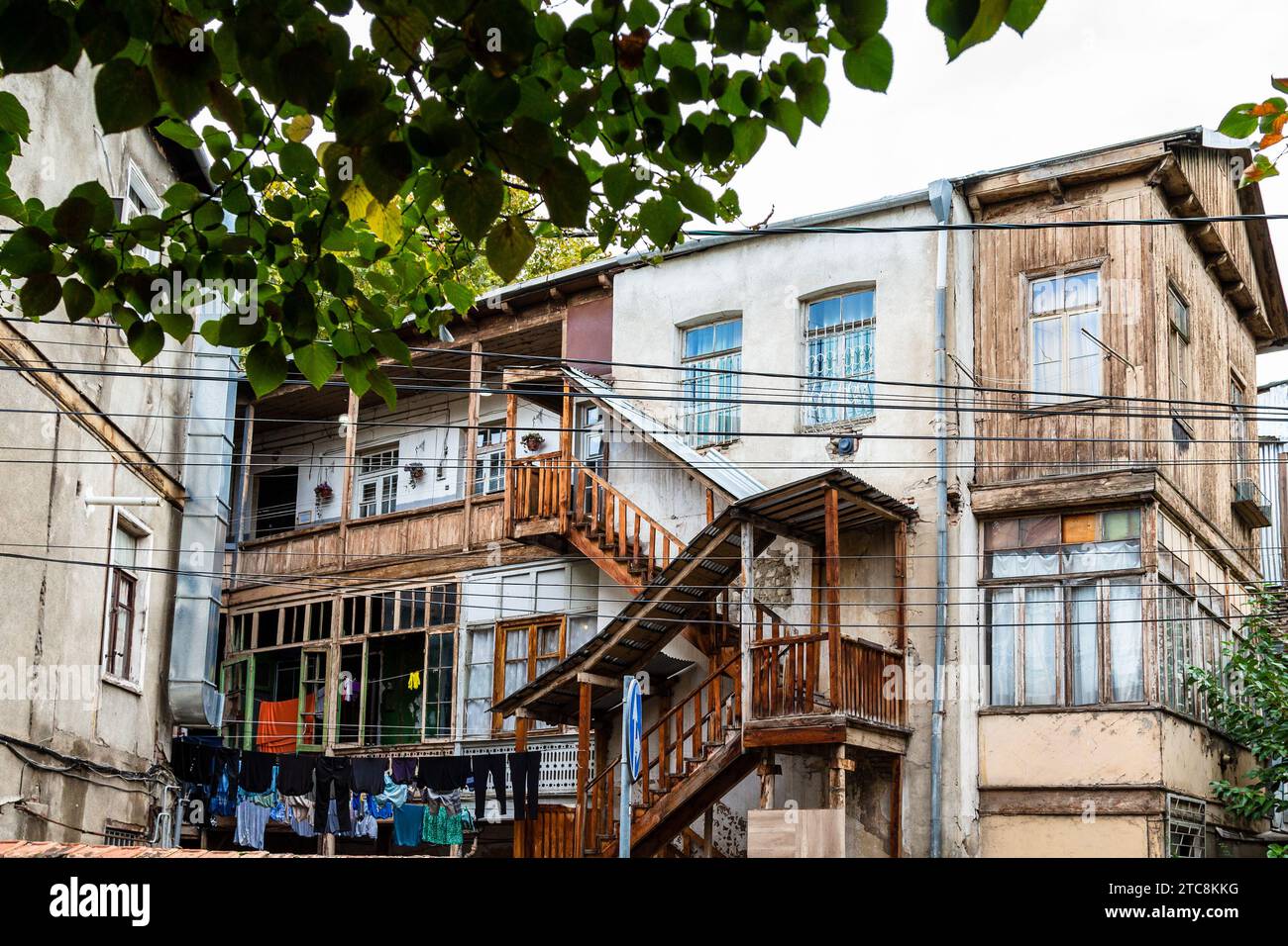 Viaggia verso la Georgia, vecchia casa con balconi collegati da scale esterne in legno nella città di Tbilisi il giorno d'autunno Foto Stock