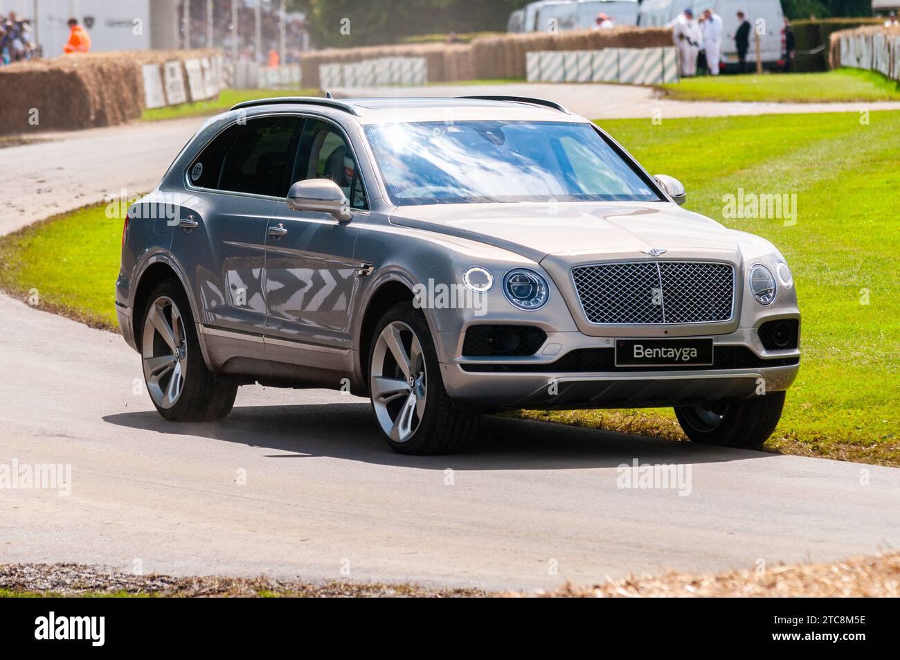 Bentley Bentayga auto SUV di lusso che guidano lungo la pista di salita al Goodwood Festival of Speed nel 2016 Foto Stock