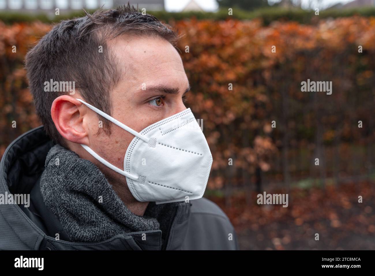 Rotterdam, Paesi Bassi - 5 dicembre 2023: Un uomo indossa una maschera FFP2 per proteggere dal virus Covid-19 *** Ein Mann trägt eine FFP2-Maske zum Schutz vor dem Covid-19 virus Credit: Imago/Alamy Live News Foto Stock