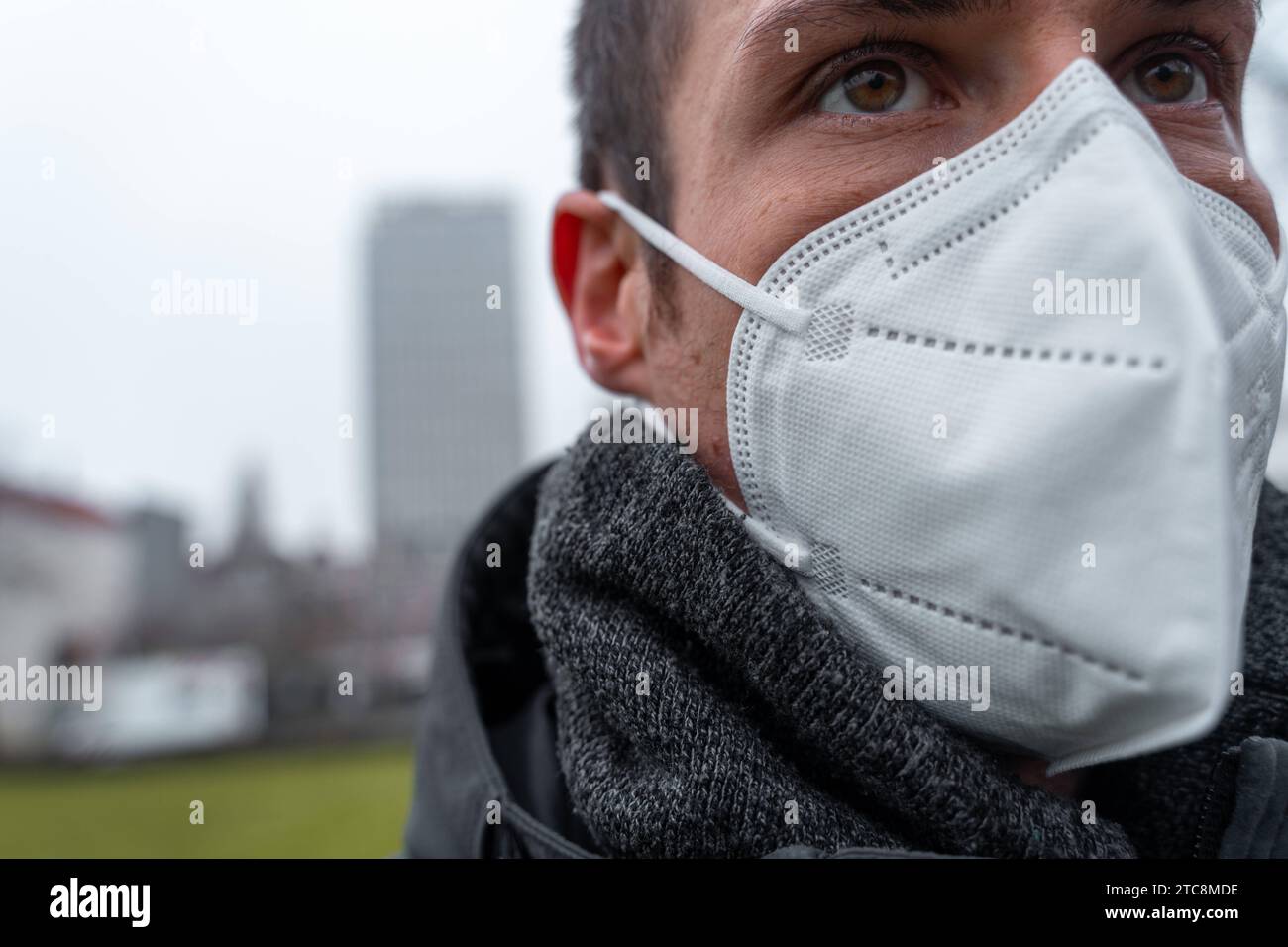 Rotterdam, Paesi Bassi - 5 dicembre 2023: Un uomo indossa una maschera FFP2 per proteggere dal virus Covid-19 *** Ein Mann trägt eine FFP2-Maske zum Schutz vor dem Covid-19 virus Credit: Imago/Alamy Live News Foto Stock