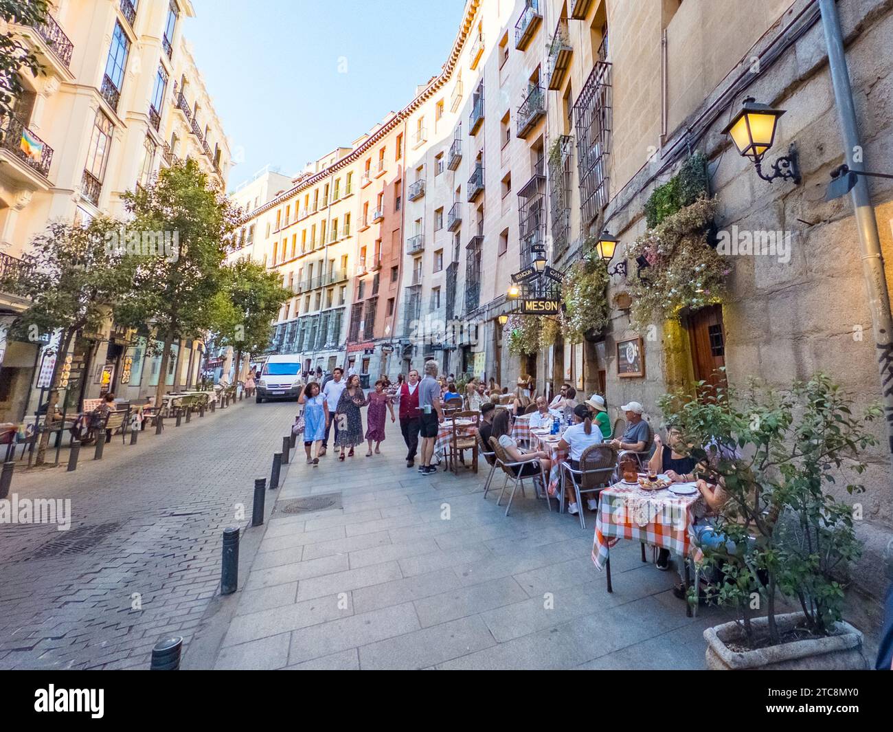 Madrid, Spagna - 28 agosto 2023: Affascinanti ristoranti e caffetterie lungo la storica Cava de San Miguel nel centro di Madrid, Spagna Foto Stock