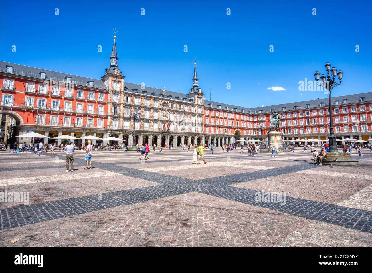 Madrid, Spagna - 28 agosto 2023: La storica Plaza Mayor di Madrid è una delle principali località turistiche della Spagna. La piazza serviva come una piazza del mercato Foto Stock