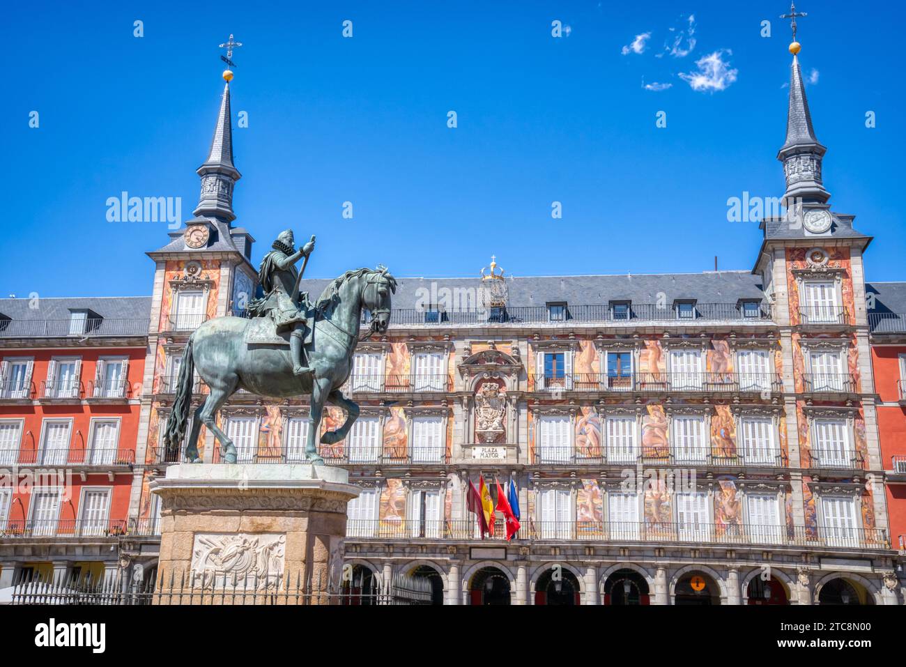 La storica Plaza Mayor di Madrid è una delle principali località turistiche della Spagna. La piazza serviva come una piazza del mercato Foto Stock