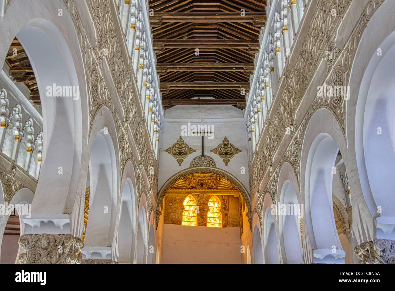 Splendidi archi moreschi o a ferro di cavallo nella sinagoga di Santa María la Blanca. Si crede che l'edificio lo sia Foto Stock