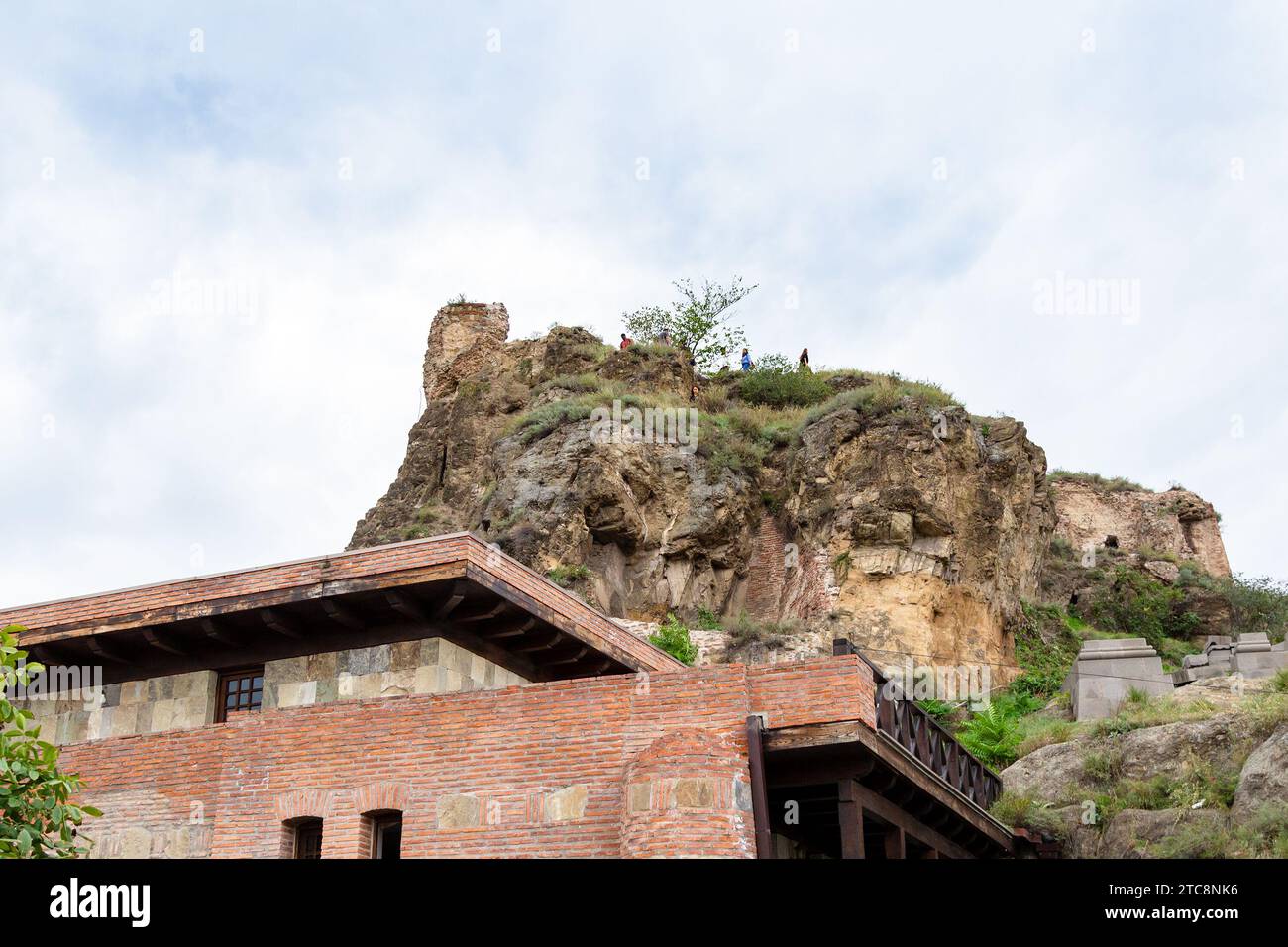 Tbilisi, Georgia - 23 settembre 2023: Rovine in cima alla collina dell'antica fortezza di Narikala sulla collina di Sololaki nella città di Tbilisi in un giorno nuvoloso d'autunno Foto Stock