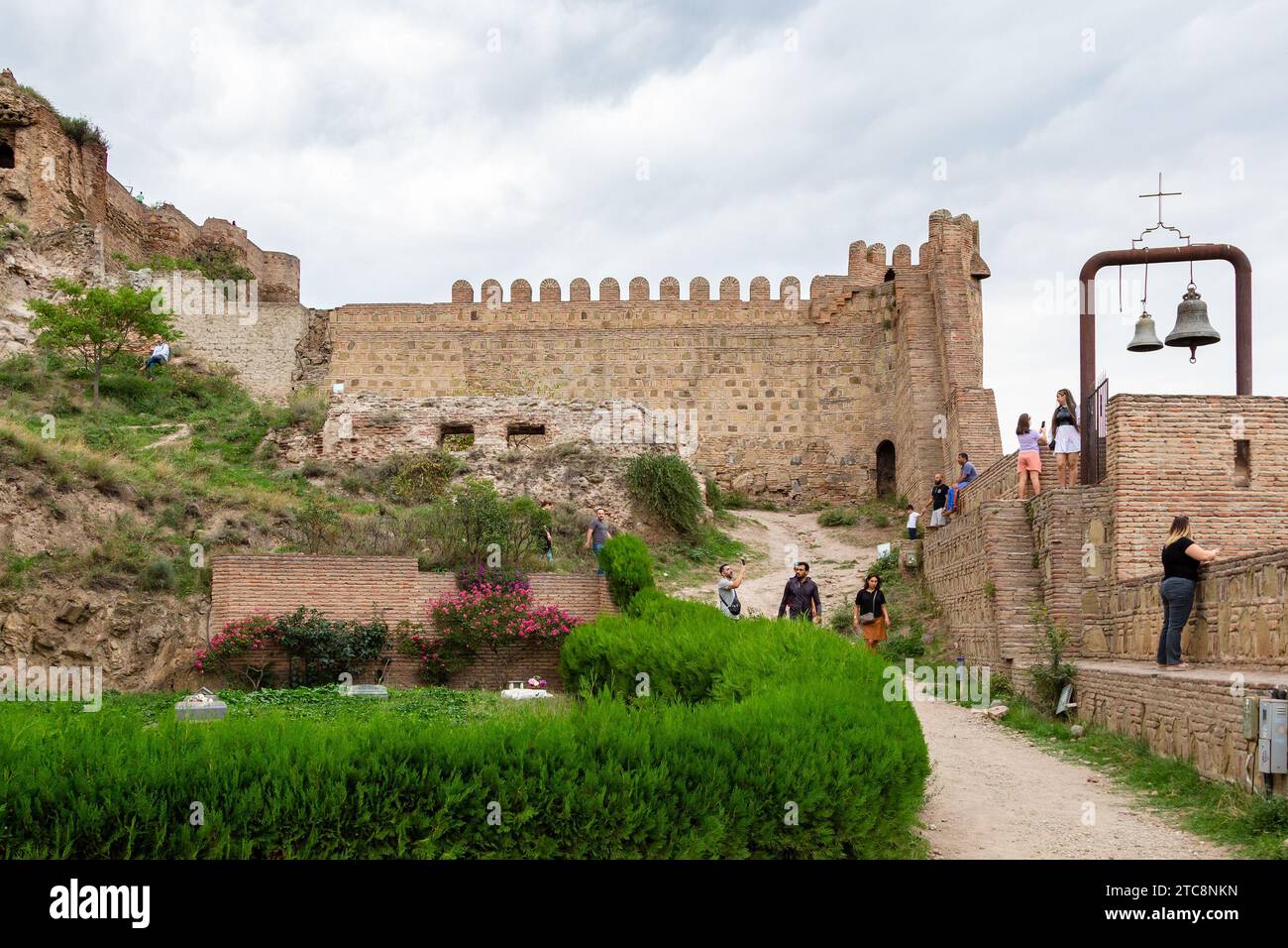 Tbilisi, Georgia - 23 settembre 2023: All'interno dell'antica fortezza di Narikala sulla collina di Sololaki nella città di Tbilisi in un giorno nuvoloso d'autunno Foto Stock