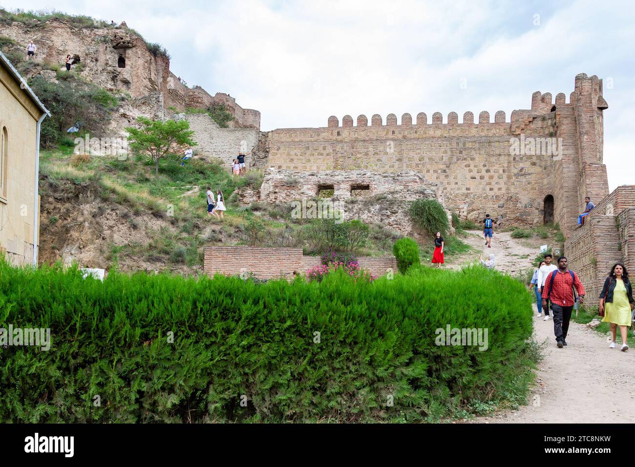 Tbilisi, Georgia - 23 settembre 2023: Cortile dell'antica fortezza di Narikala sulla collina di Sololaki nella città di Tbilisi in un giorno nuvoloso d'autunno Foto Stock