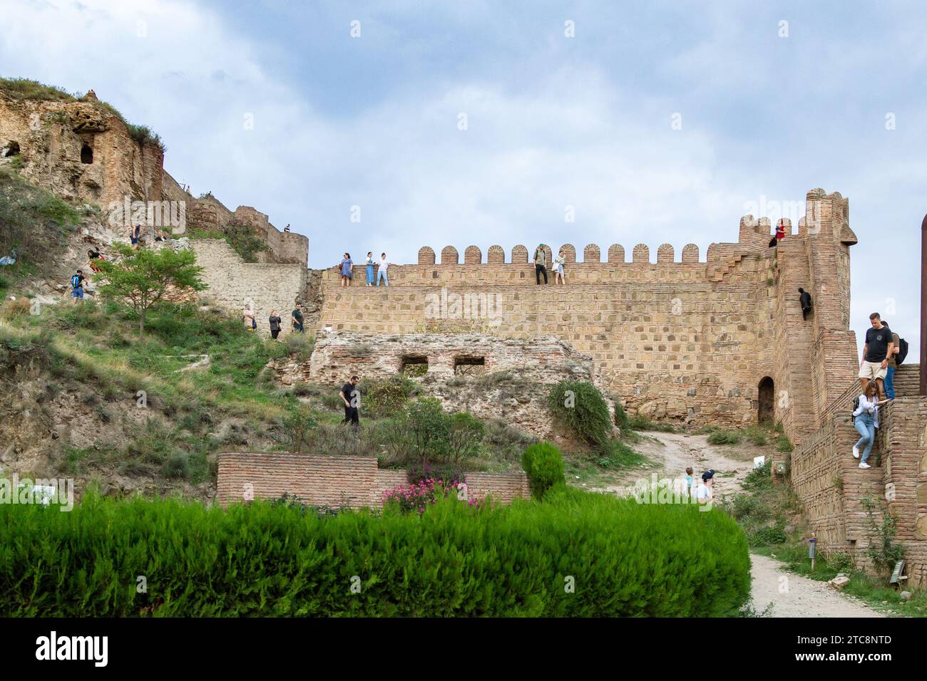 Tbilisi, Georgia - 23 settembre 2023: Corte interna dell'antica fortezza di Narikala sulla collina di Sololaki nella città di Tbilisi al crepuscolo serale autunnale Foto Stock