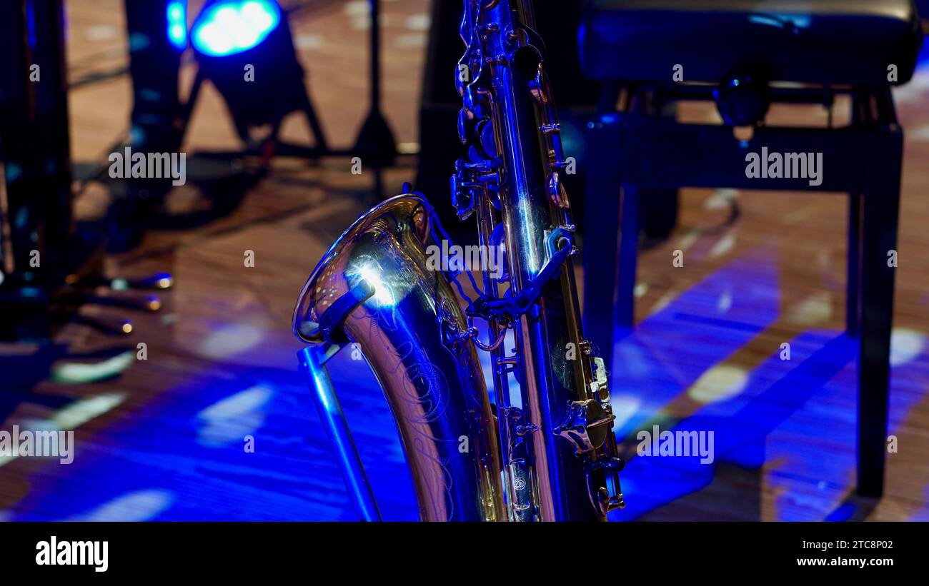 Sassofono sul palco di un municipio in luce blu. Foto Stock Sassofono sul palco di un municipio in luce blu. Foto Stock