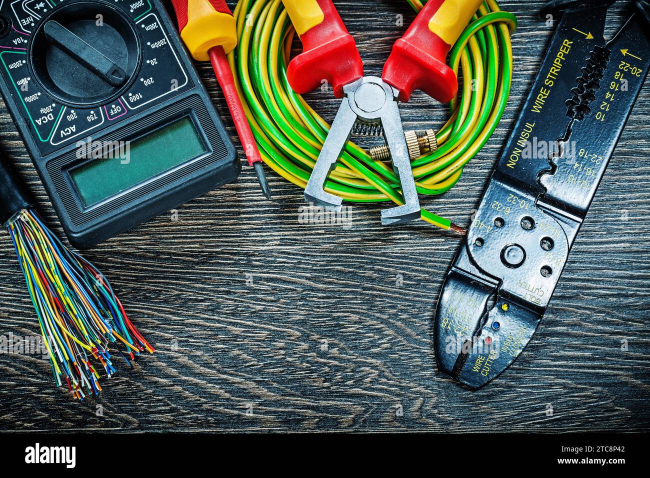 Pinze spelafili elettriche per spelafili isolanti su coperchio dielettrico  Foto stock - Alamy