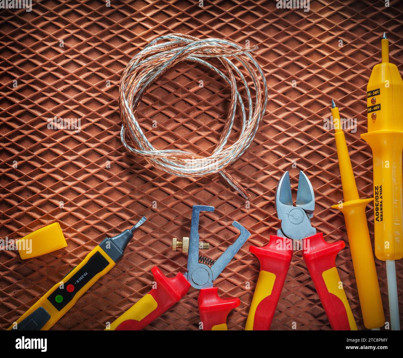 Tester per fili elettrici taglienti per spelafili isolanti su tappetino dielettrico Foto Stock