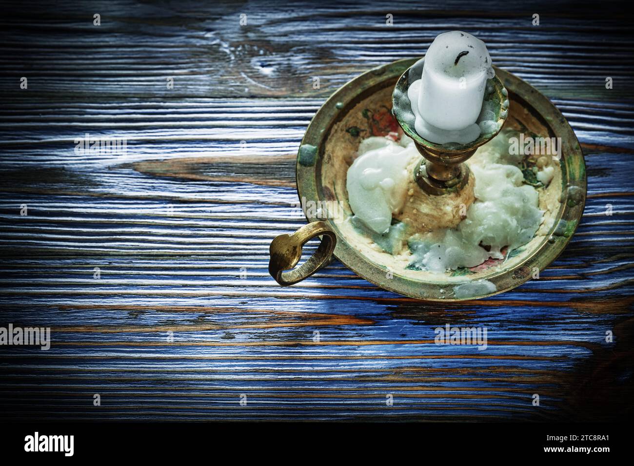Candela d'epoca su tavola di legno blu Foto Stock