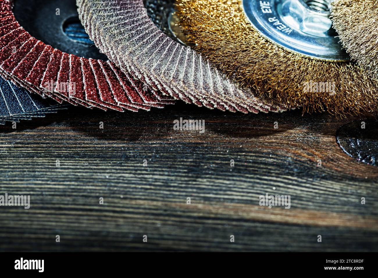 Dischi per utensili abrasivi a vista molto ravvicinata su legno vintage Foto Stock