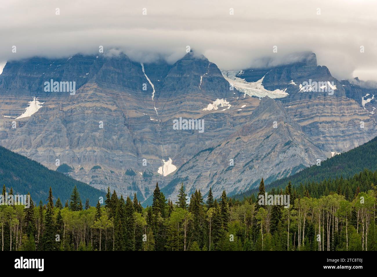 Monte Robson con il ghiacciaio e le spettacolari nuvole, Mount Robson Provincial Park, British Columbia, Canada. Foto Stock