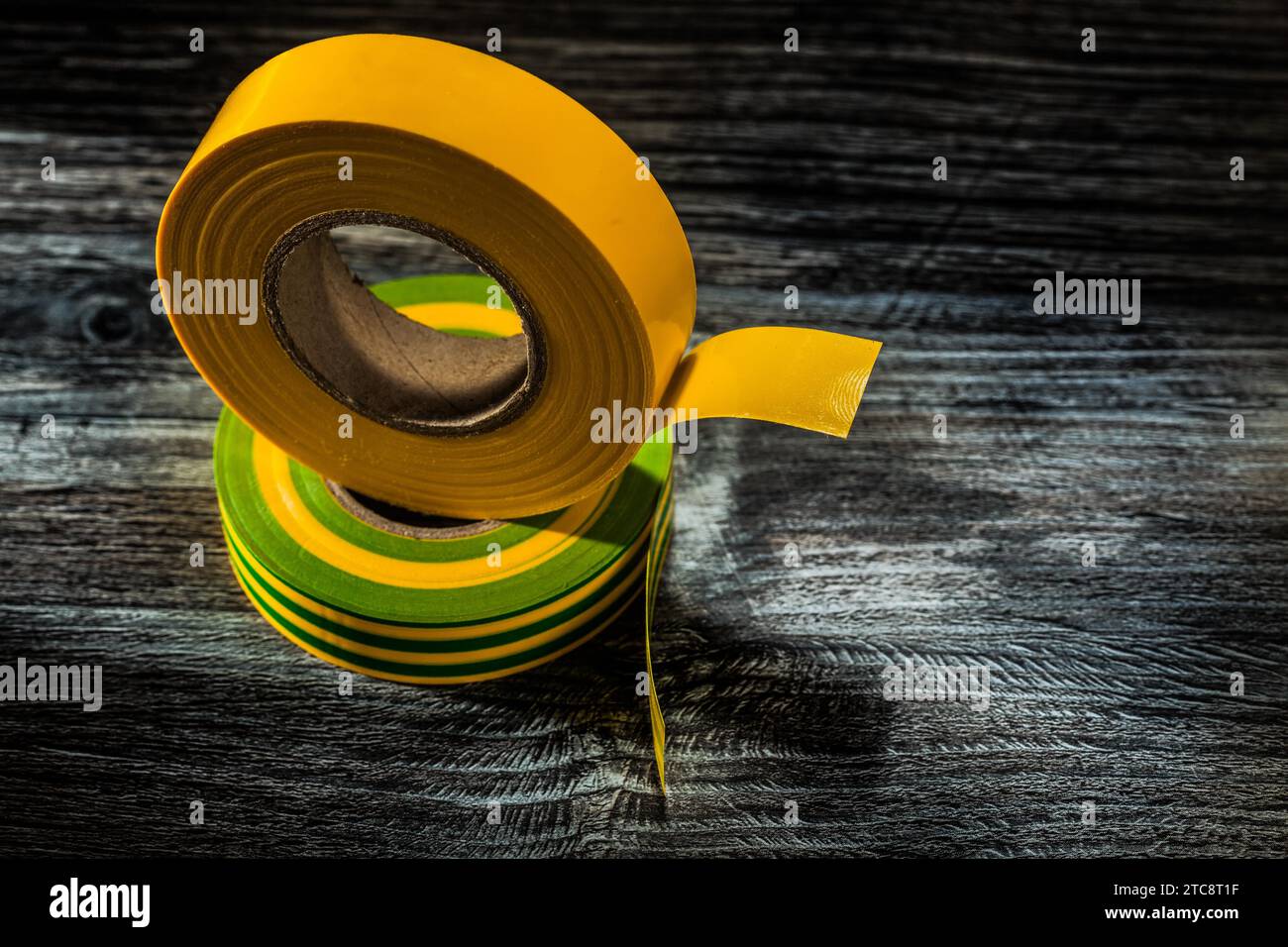 Nastro isolante giallo su pannello in legno Vista dall'alto Foto Stock