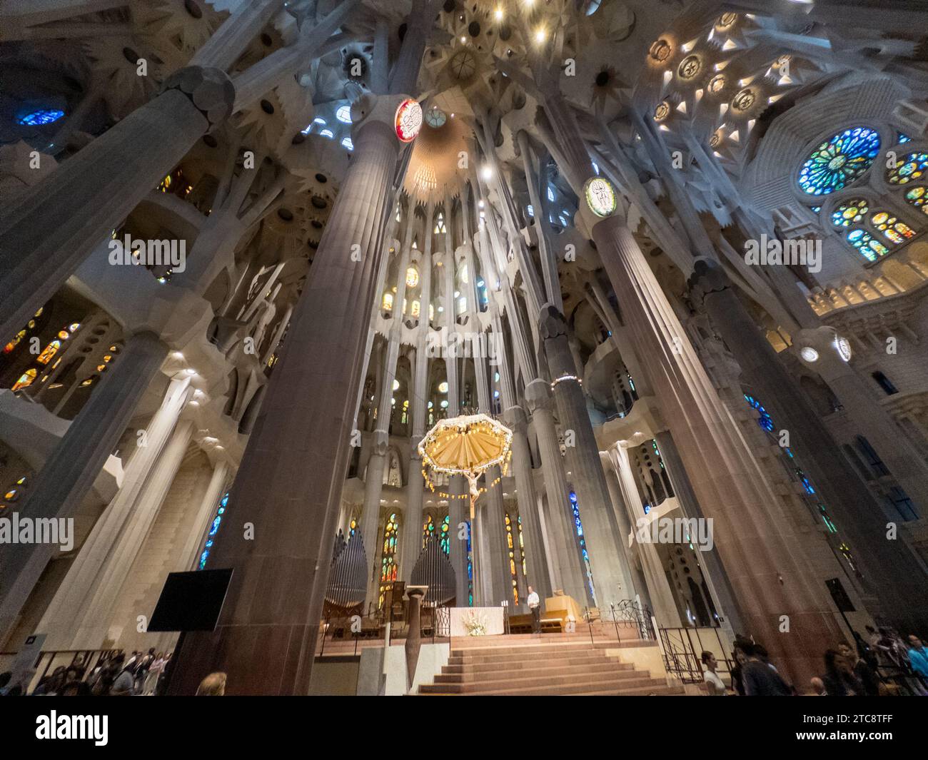 Barcellona, Spagna - 27 agosto 2023: La luce inonda attraverso le vetrate colorate dell'altare della basilica de la Sagrada Familia progettata da Ant Foto Stock