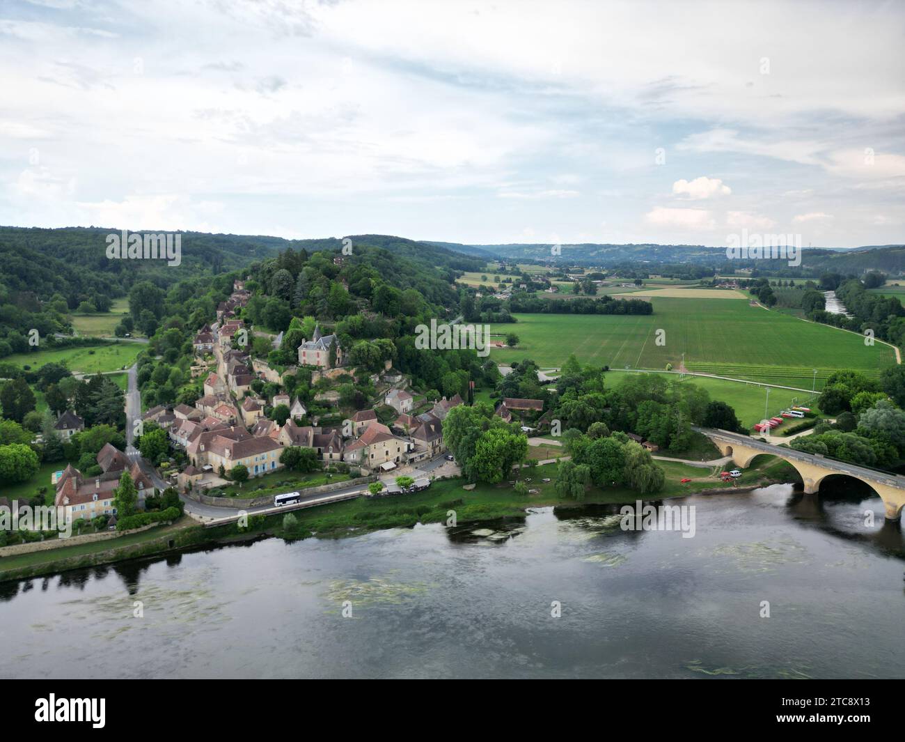 Limeuil villaggio Dordogne Francia drone, alto angolo aereo Foto Stock