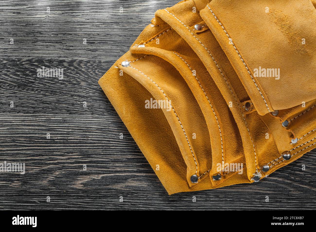Cintura portautensili in pelle su piastra in legno, immagine orizzontale Foto Stock