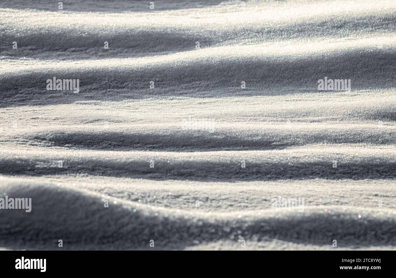 Campo da neve pomeridiano, nessuna persona colora il freddo motivo di sfondo invernale Foto Stock