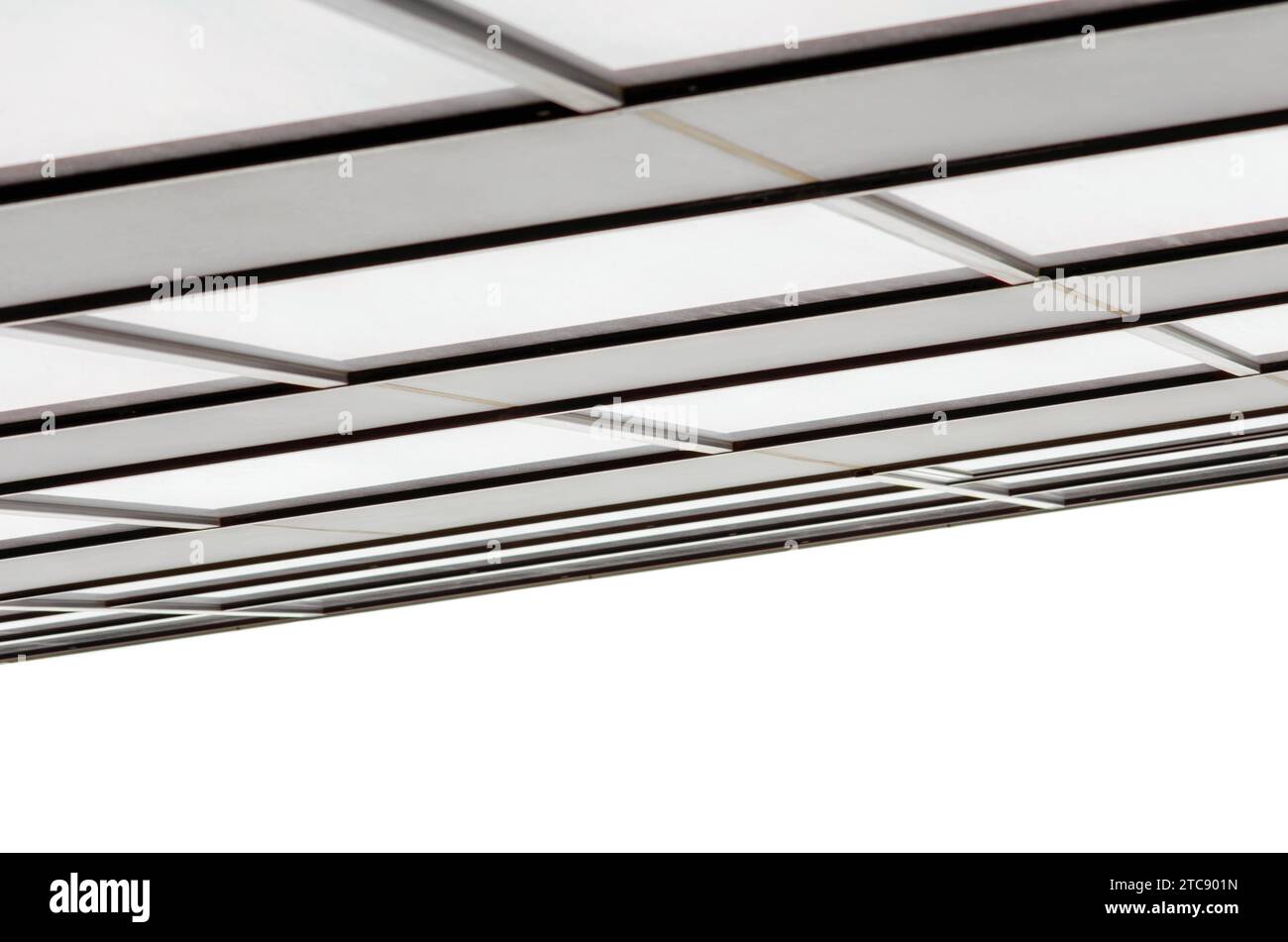 Frammento della parete e delle finestre di un moderno e alto edificio per uffici senza persone sfondo monocromatico architettonico astratto Foto Stock