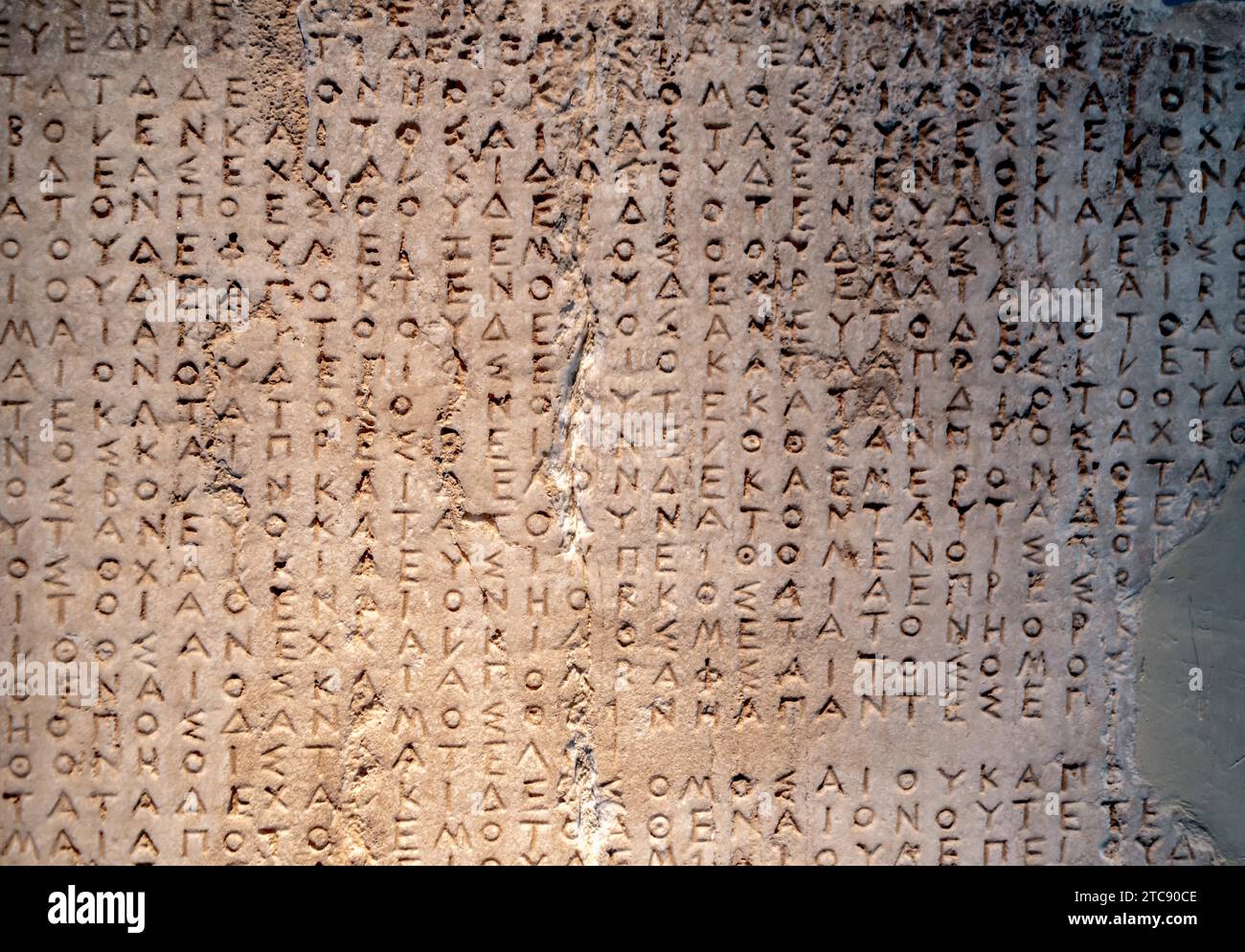Lettere greche antiche su sfondo astratto di pietra Foto Stock