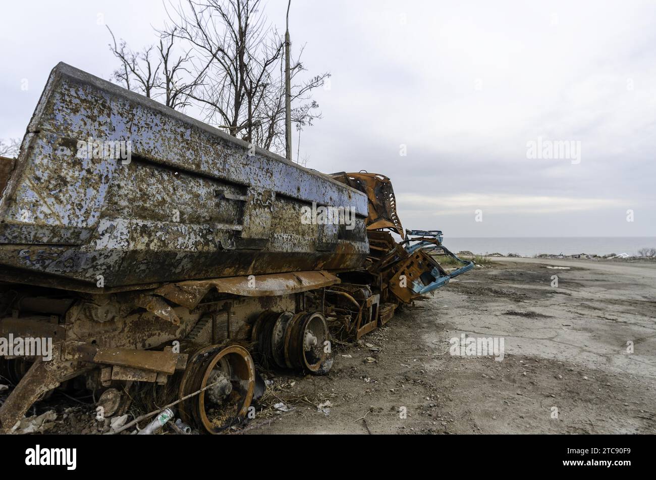 Auto bruciate e edifici distrutti dell'officina dello stabilimento di Azovstal a Mariupol guerra in Ucraina con la Russia Foto Stock