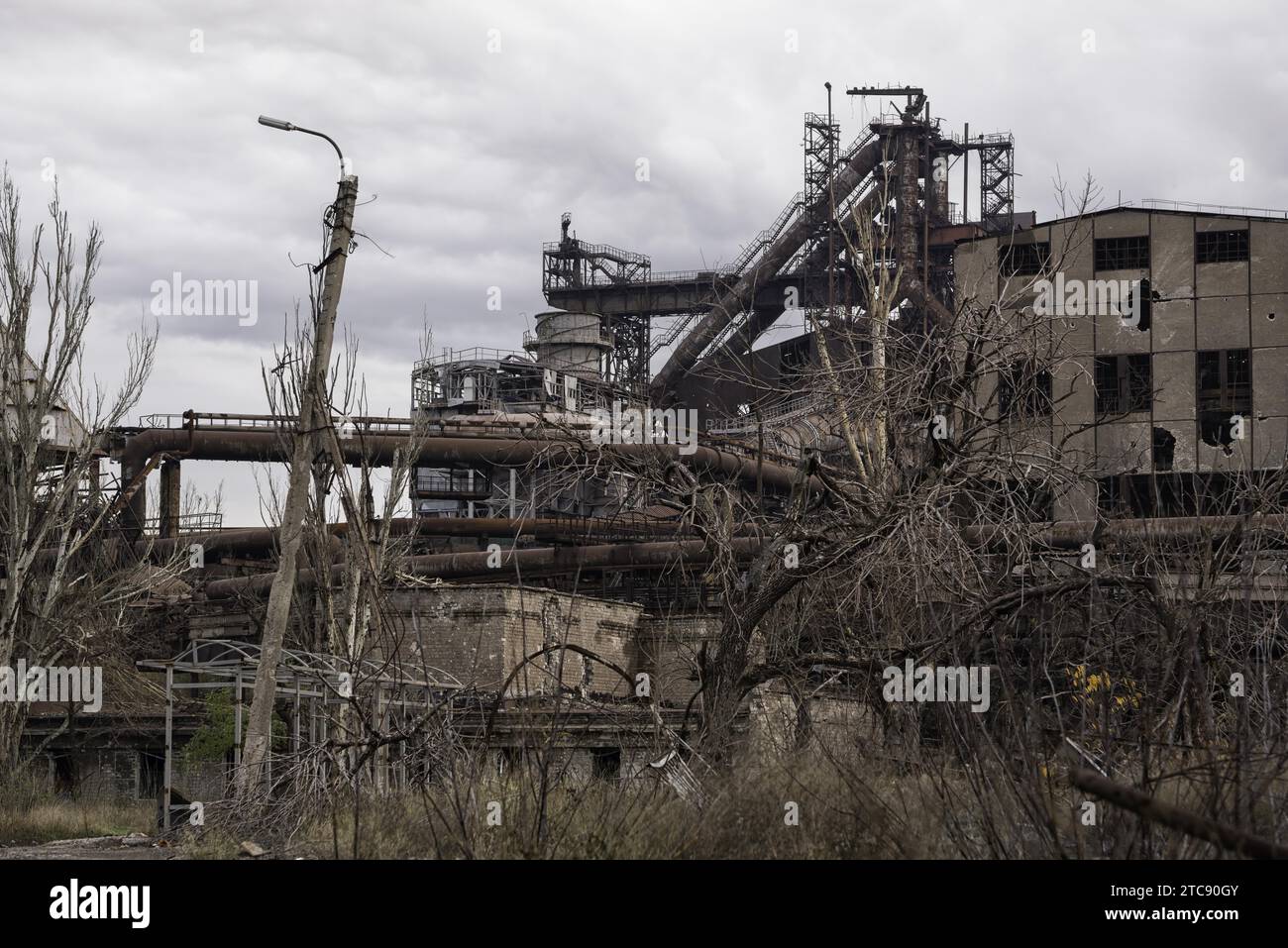 Edifici distrutti dell'officina dello stabilimento Azovstal a Mariupol guerra in Ucraina con la Russia Foto Stock