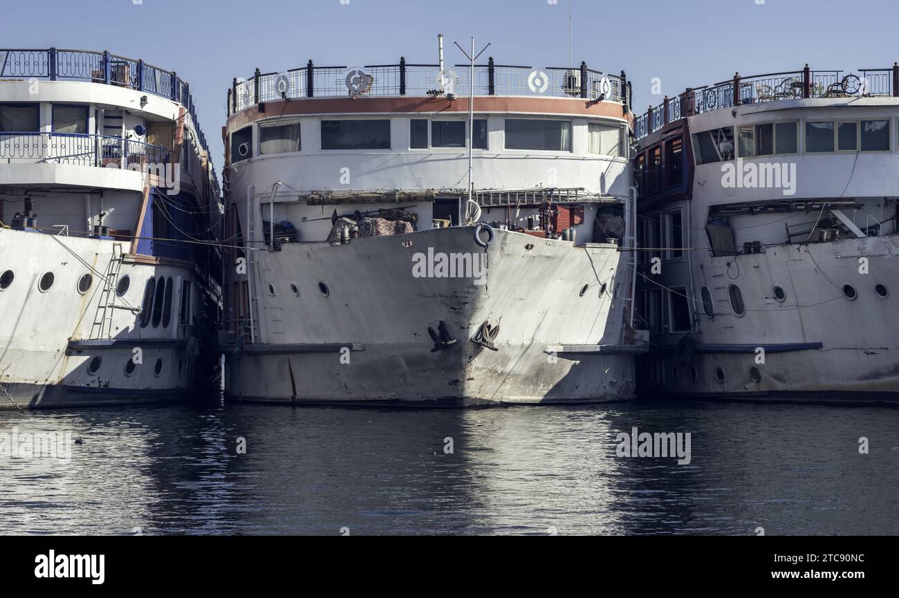 Diverse vecchie navi senza persone nel fiume Nilo in Egitto Foto Stock
