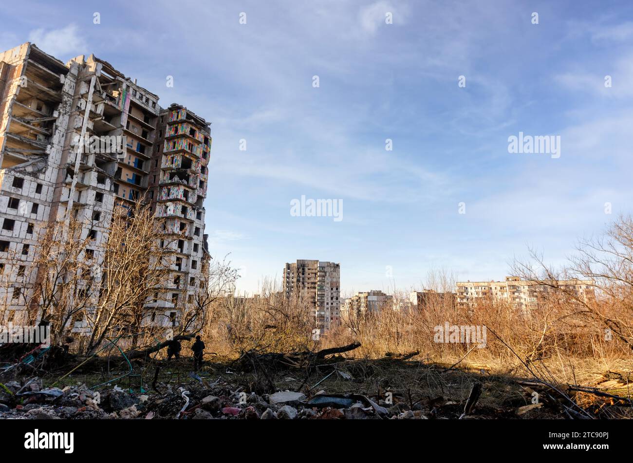 Case distrutte e bruciate in città durante la guerra in Ucraina Foto Stock