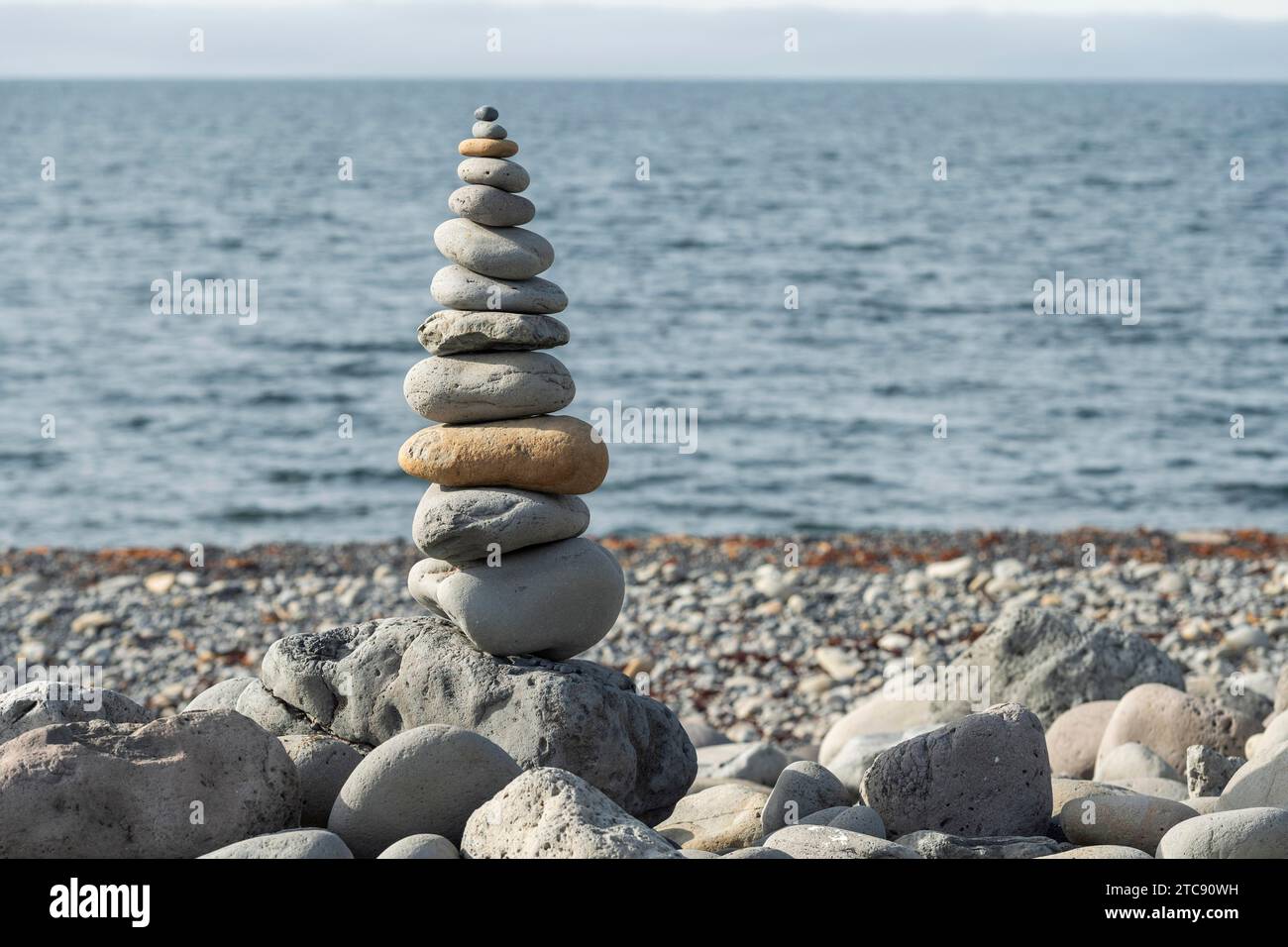 Concetto di equilibrio e armonia, pila di pietre, spiaggia, mare, Islanda Foto Stock