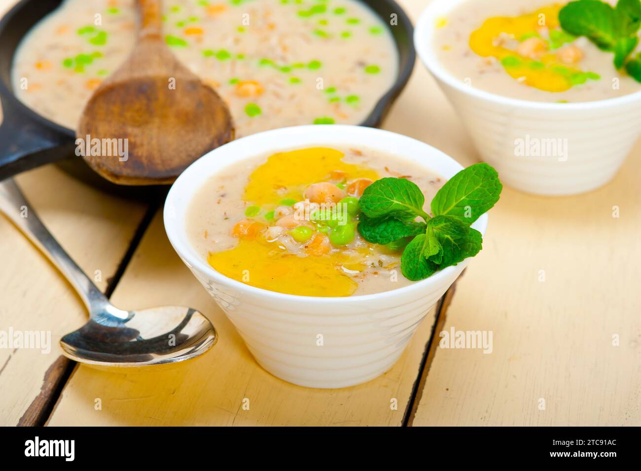 Sostanziosa del Medio Oriente e ceci Zuppa di Orzo con foglie di menta Foto Stock