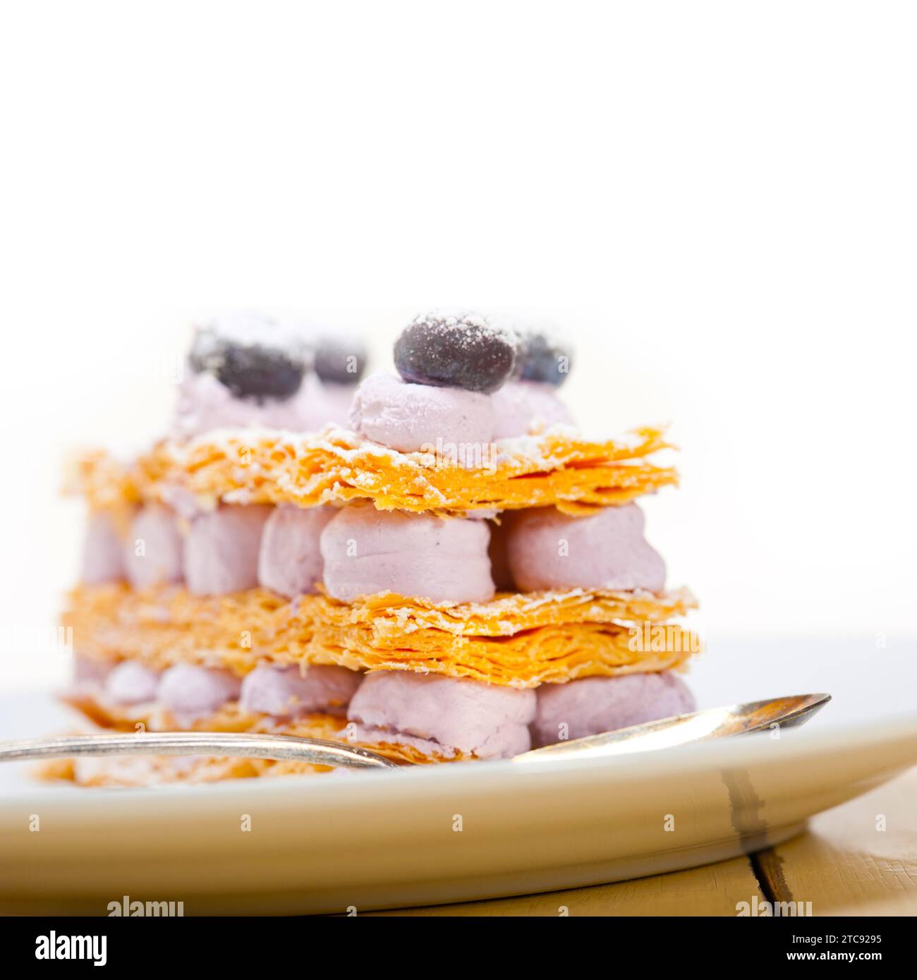 Dessert napoleone con torta al mirtillo e panna appena sfornati Foto Stock
