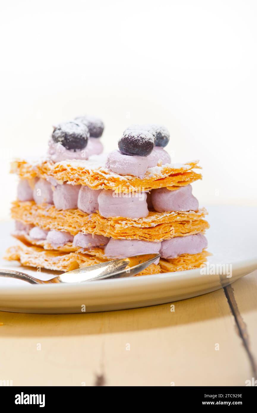 Dessert napoleone con torta al mirtillo e panna appena sfornati Foto Stock