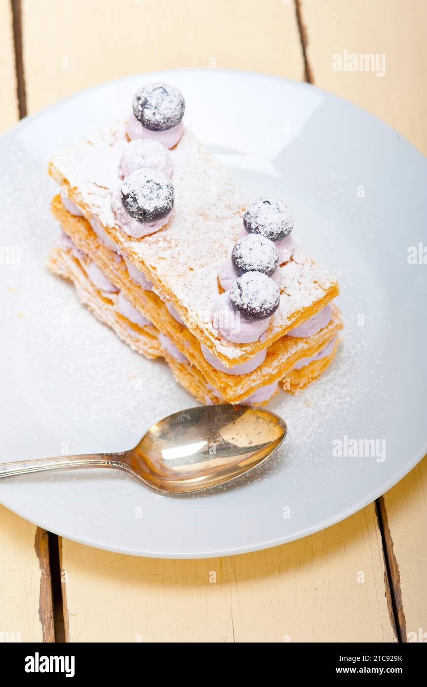 Dessert napoleone con torta al mirtillo e panna appena sfornati Foto Stock