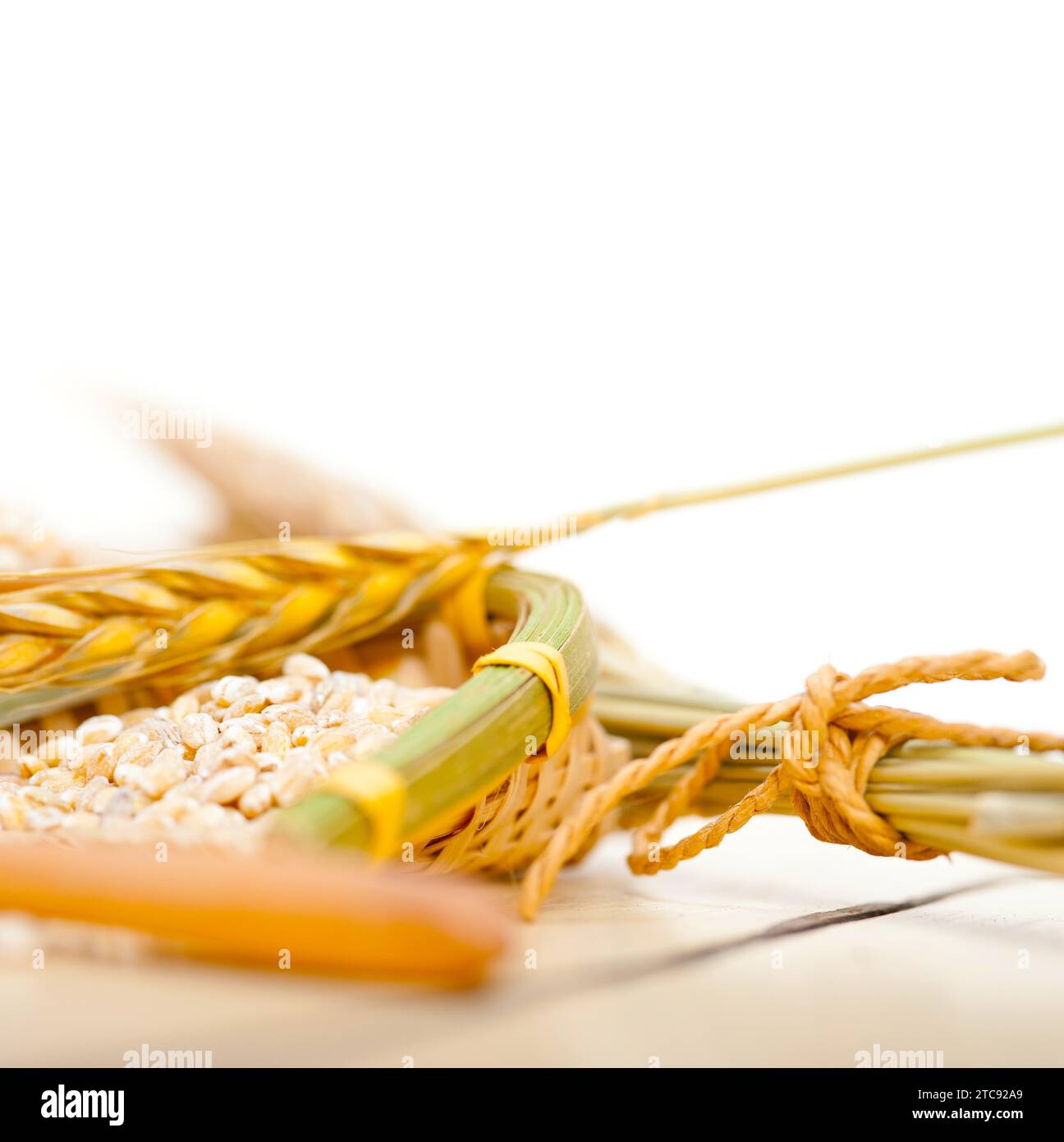 Orzo organico grani su rustico tavola di legno macro closeup Foto Stock