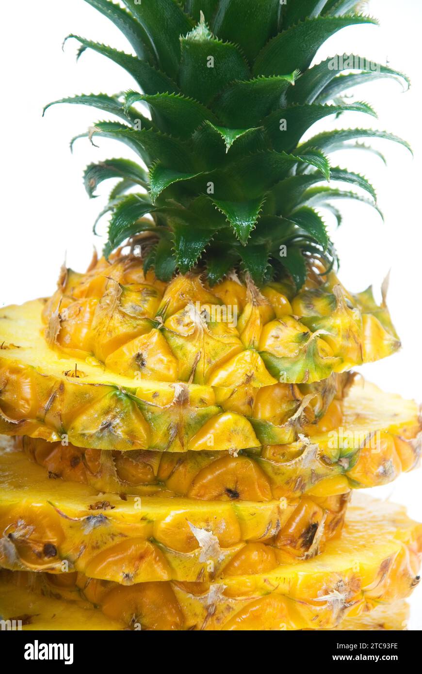 Ananas maturo e vivace tagliato su sfondo bianco Foto Stock