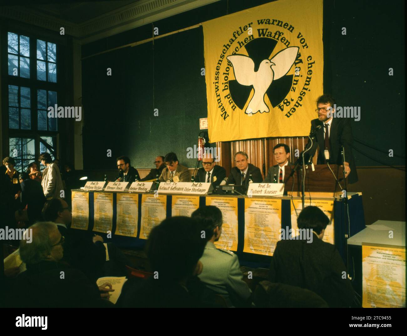 DEU, Germania: Le diapositive storiche dei 84-85 anni, Magonza. Congresso Scienza contro l'armamento nucleare il 17.11.1984. Movimento per la pace Foto Stock