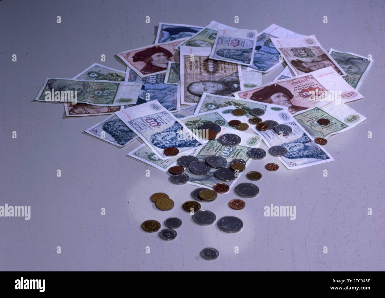 DEU, Germania: Diapositive storiche dei 84-85 anni, Iserlohn. Finanze. Molti soldi in D-Mark CA 1984 Foto Stock