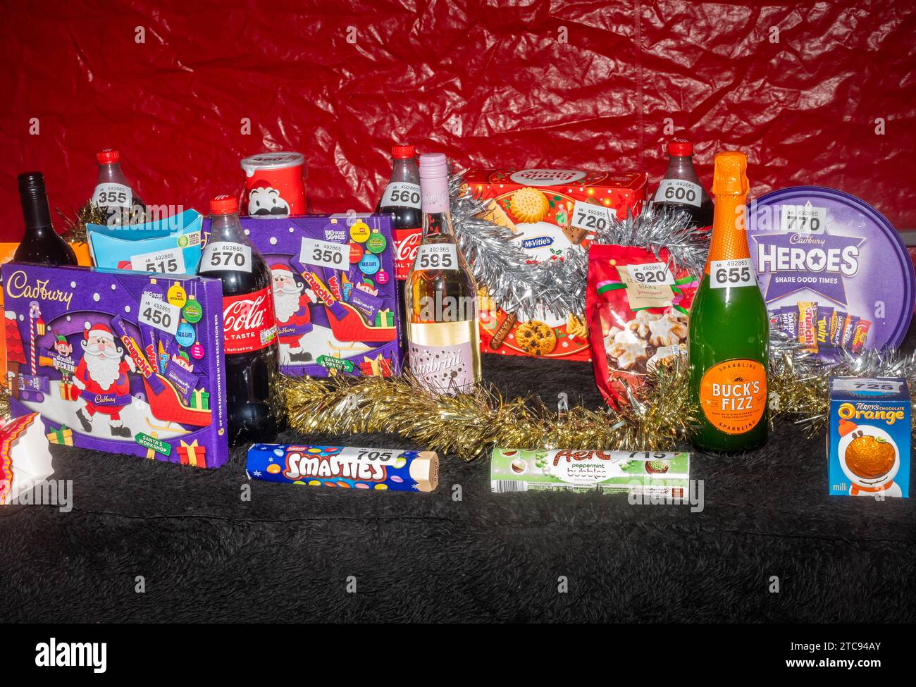 Tombola (stalla per bottiglie) a Natale con scatole di cioccolatini, cioccolatini e bevande come premi, Regno Unito Foto Stock