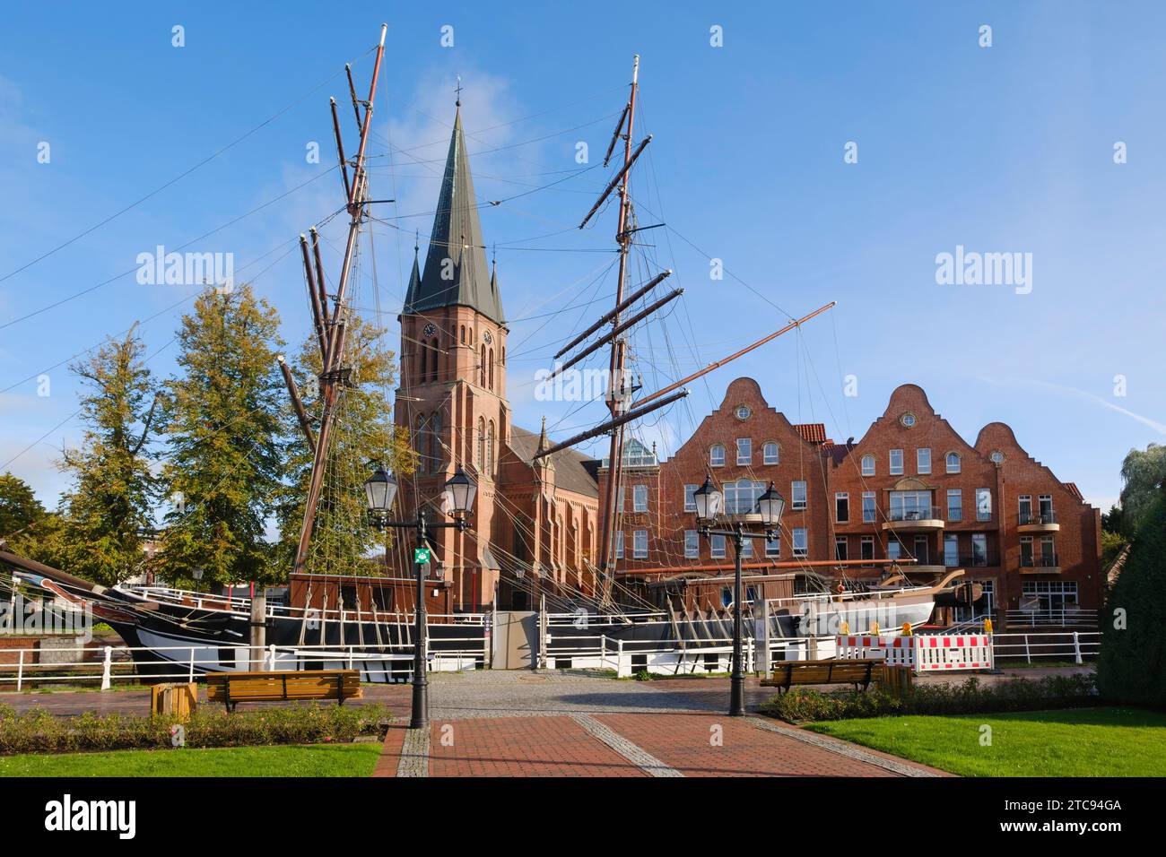 Chiesa di Sant'Antonio e nave museo sul canale principale, Maritime Adventure World, Papenburg, Emsland, bassa Sassonia, Germania Foto Stock